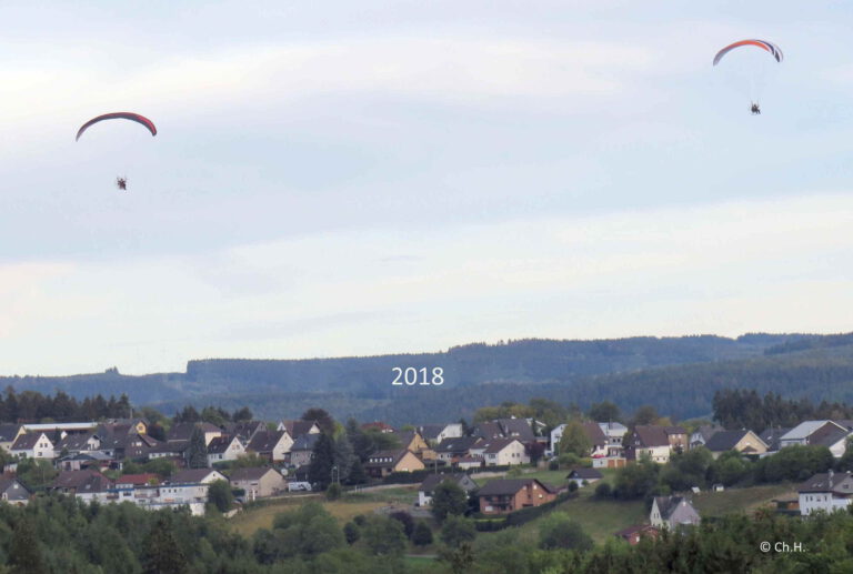 Blick auf die Alte Poststrasse in Katzwinkel/Sieg Kunst Garten Geschichte